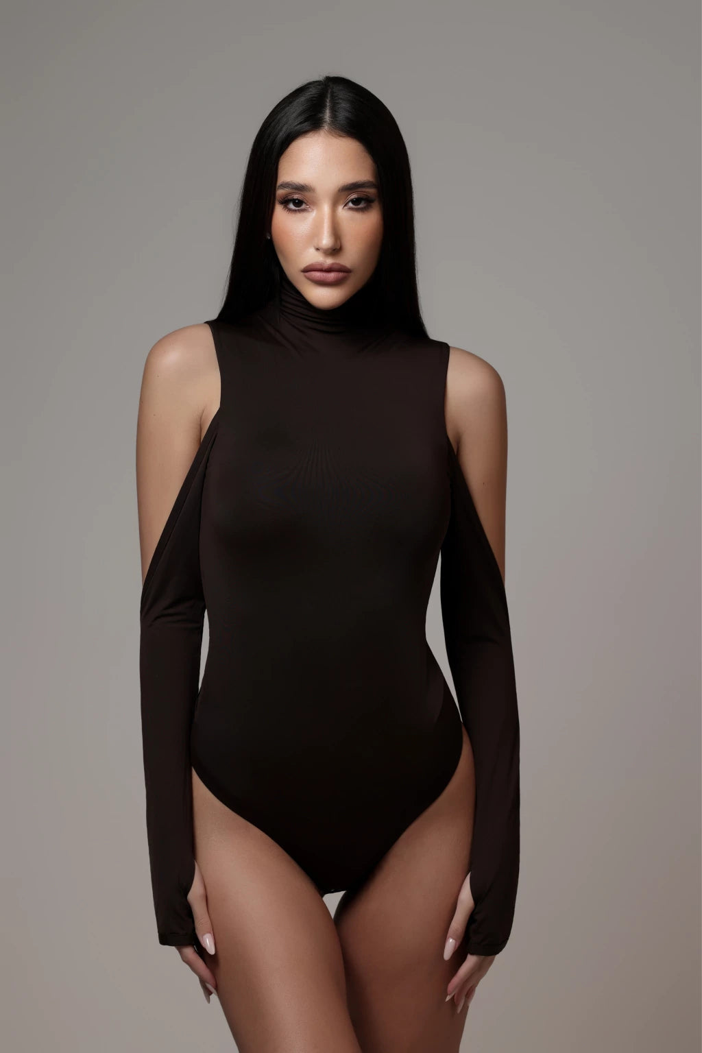 Body com recorte e gola alta - Marrom