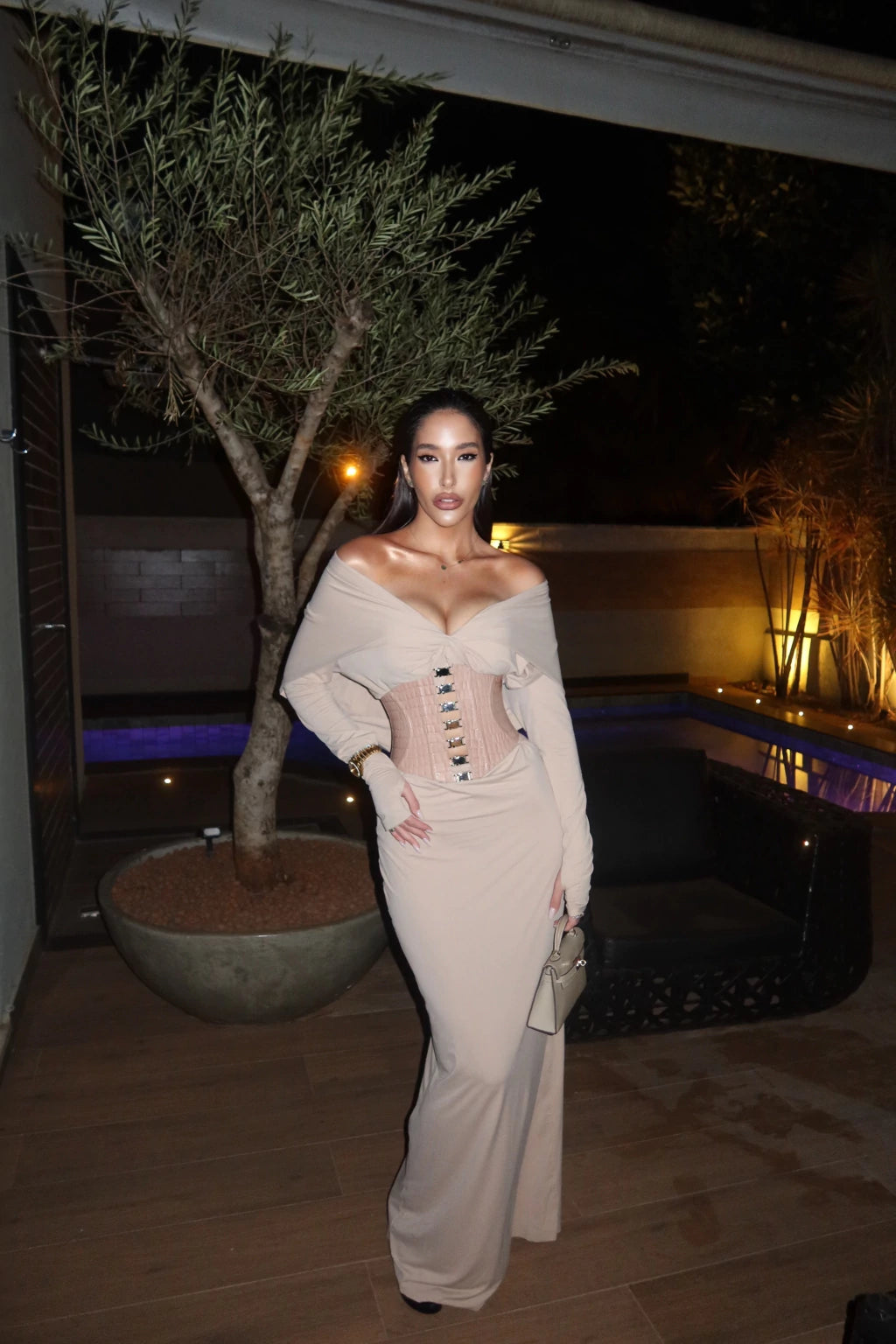 Vestido longo com capuz e costas abertas - Nude Claro