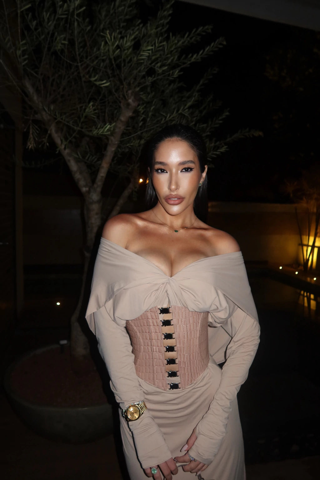 Vestido longo com capuz e costas abertas - Nude Claro