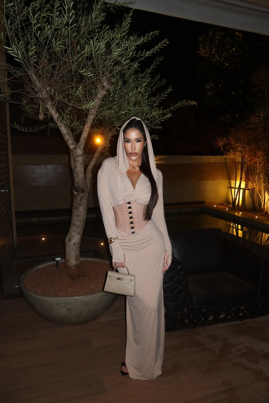 Vestido longo com capuz e costas abertas - Nude Claro