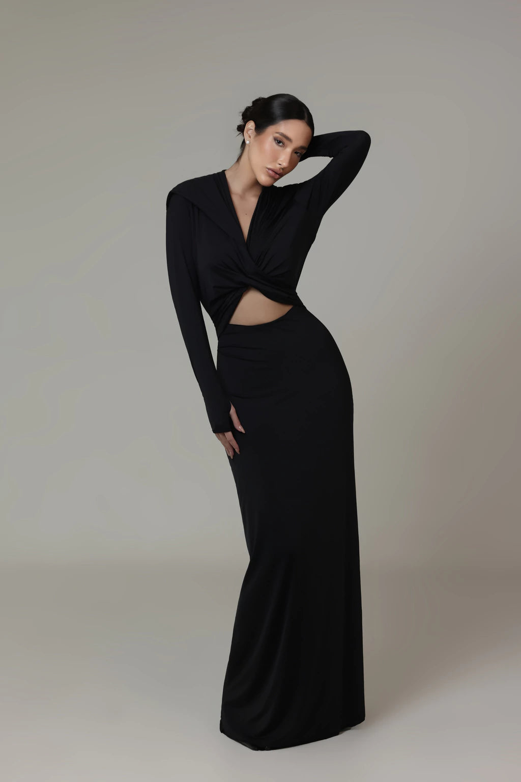 Vestido longo com capuz e costas abertas - Preto