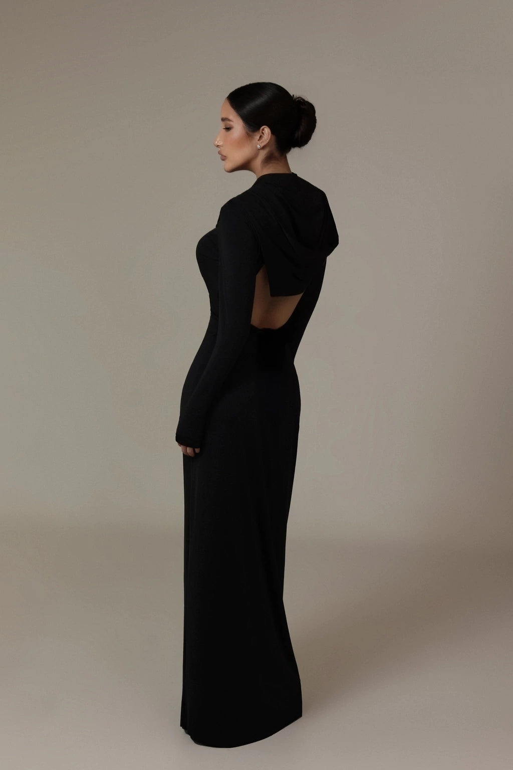 Vestido longo com capuz e costas abertas - Preto