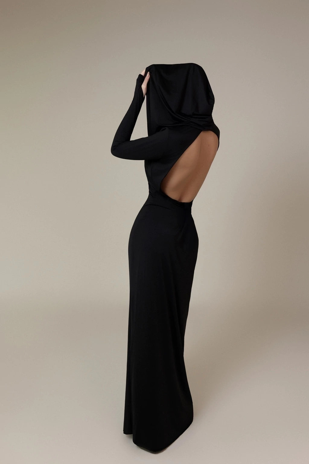Vestido longo com capuz e costas abertas - Preto