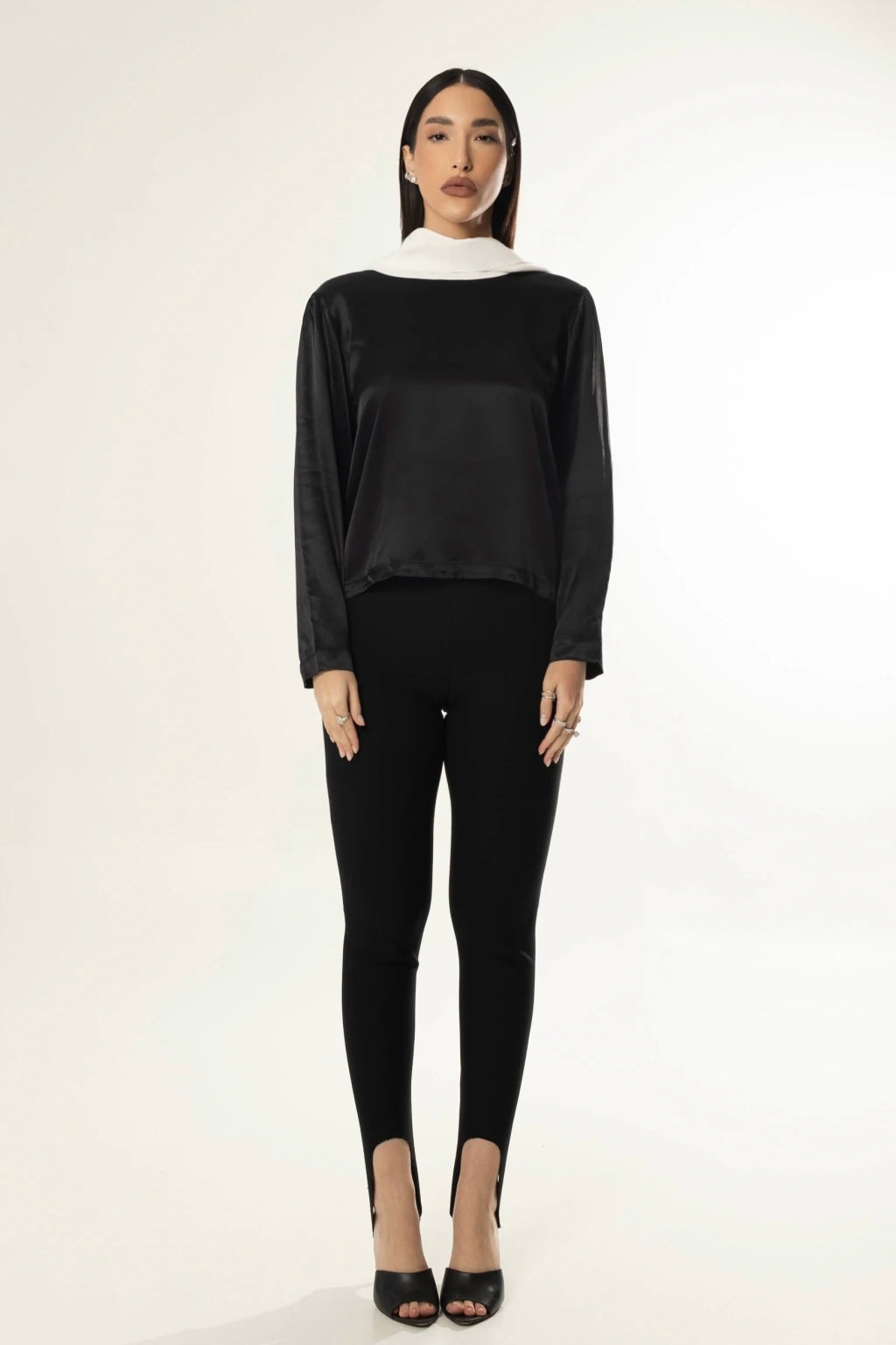 Blusa de costas abertas - Preta com gola off white