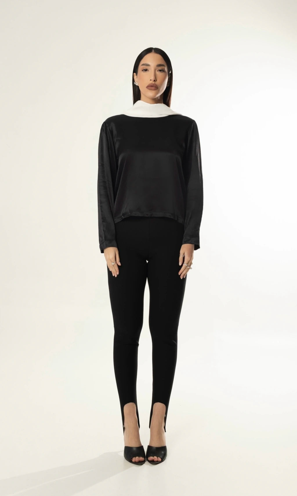 Blusa de costas abertas - Preta com gola off white