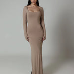 Vestido decote quadrado e fenda - Nude Escuro