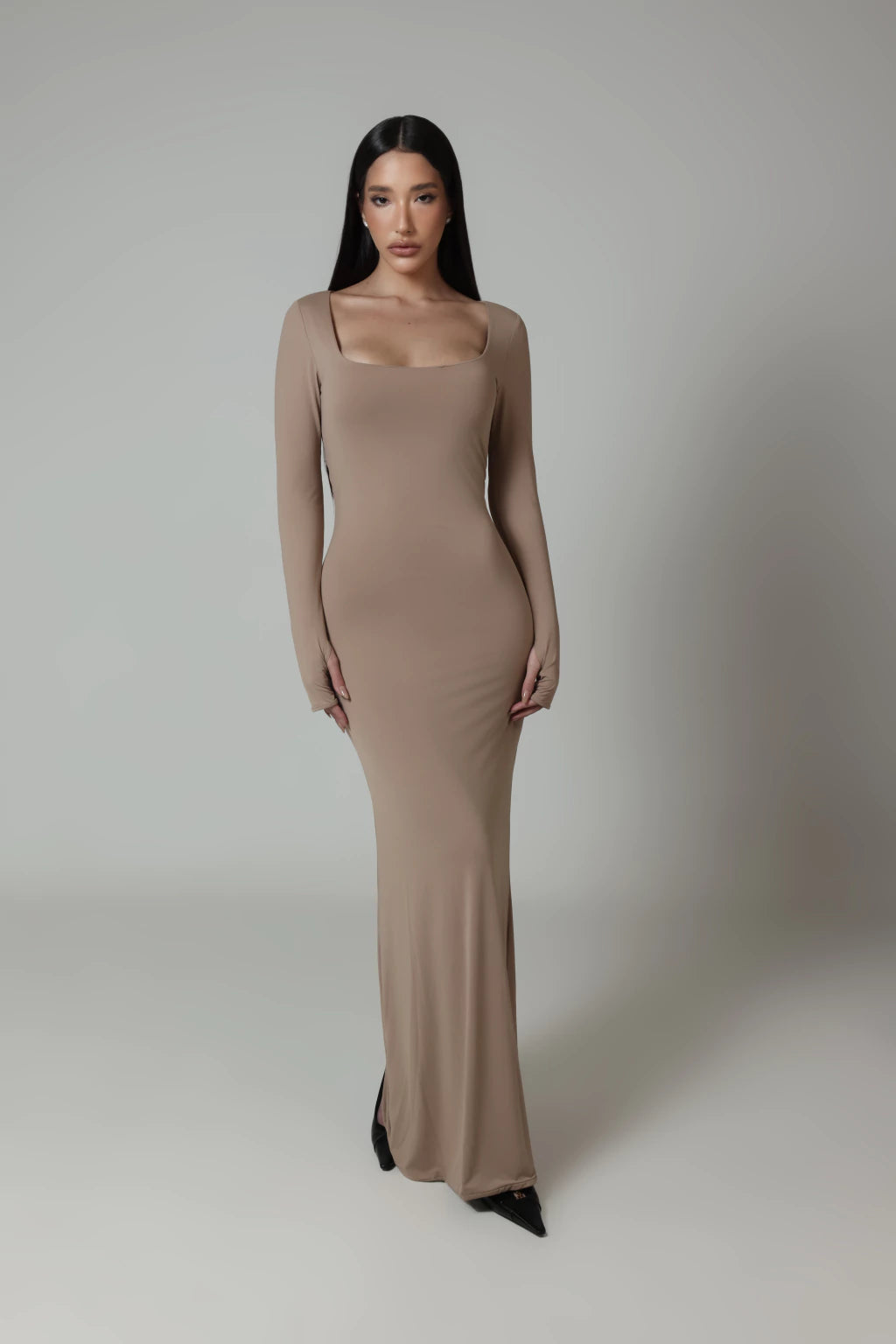 Vestido decote quadrado e fenda - Nude Escuro