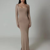 Vestido decote quadrado e fenda - Nude Claro