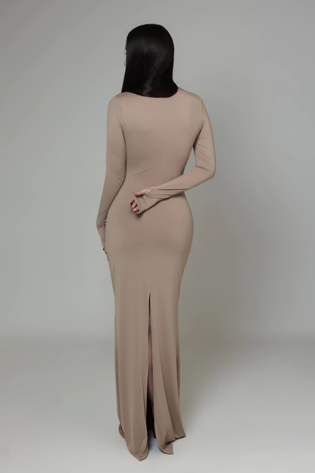 Vestido decote quadrado e fenda - Nude Claro