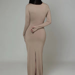 Vestido decote quadrado e fenda - Nude Escuro