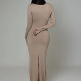Vestido decote quadrado e fenda - Nude Escuro