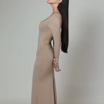 Vestido decote quadrado e fenda - Nude Claro