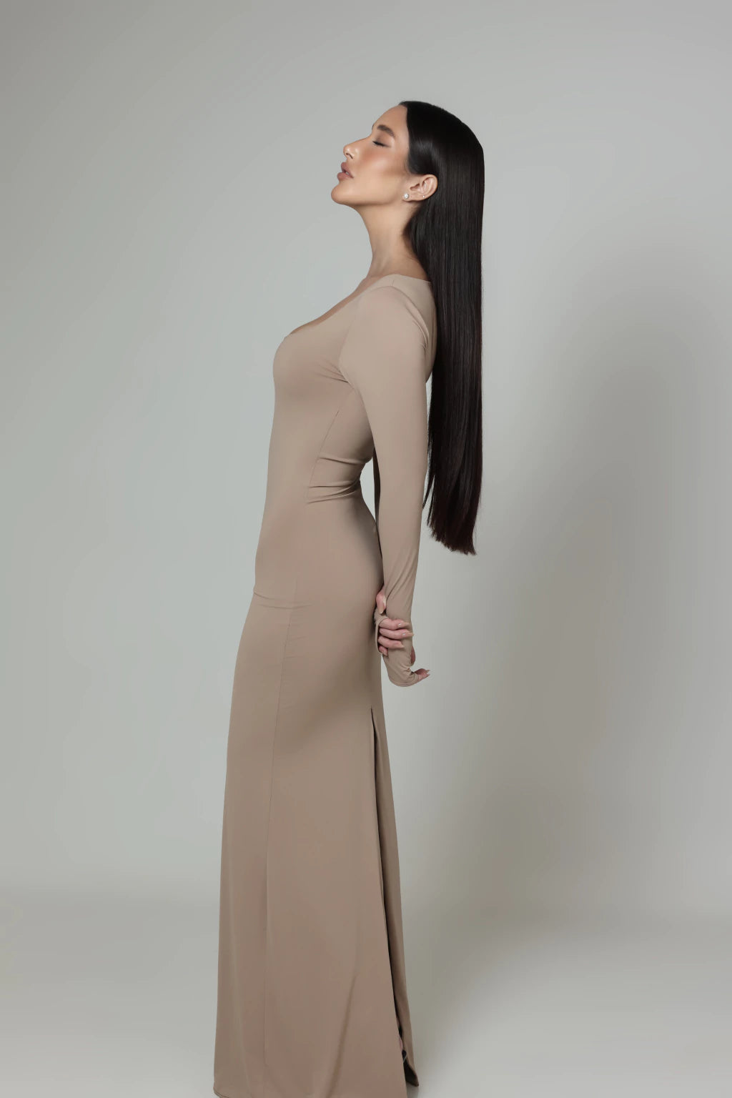 Vestido decote quadrado e fenda - Nude Escuro