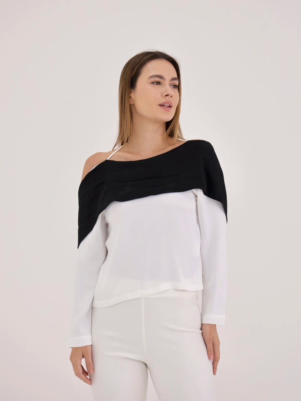 Blusa de costas abertas - Off white com gola preta