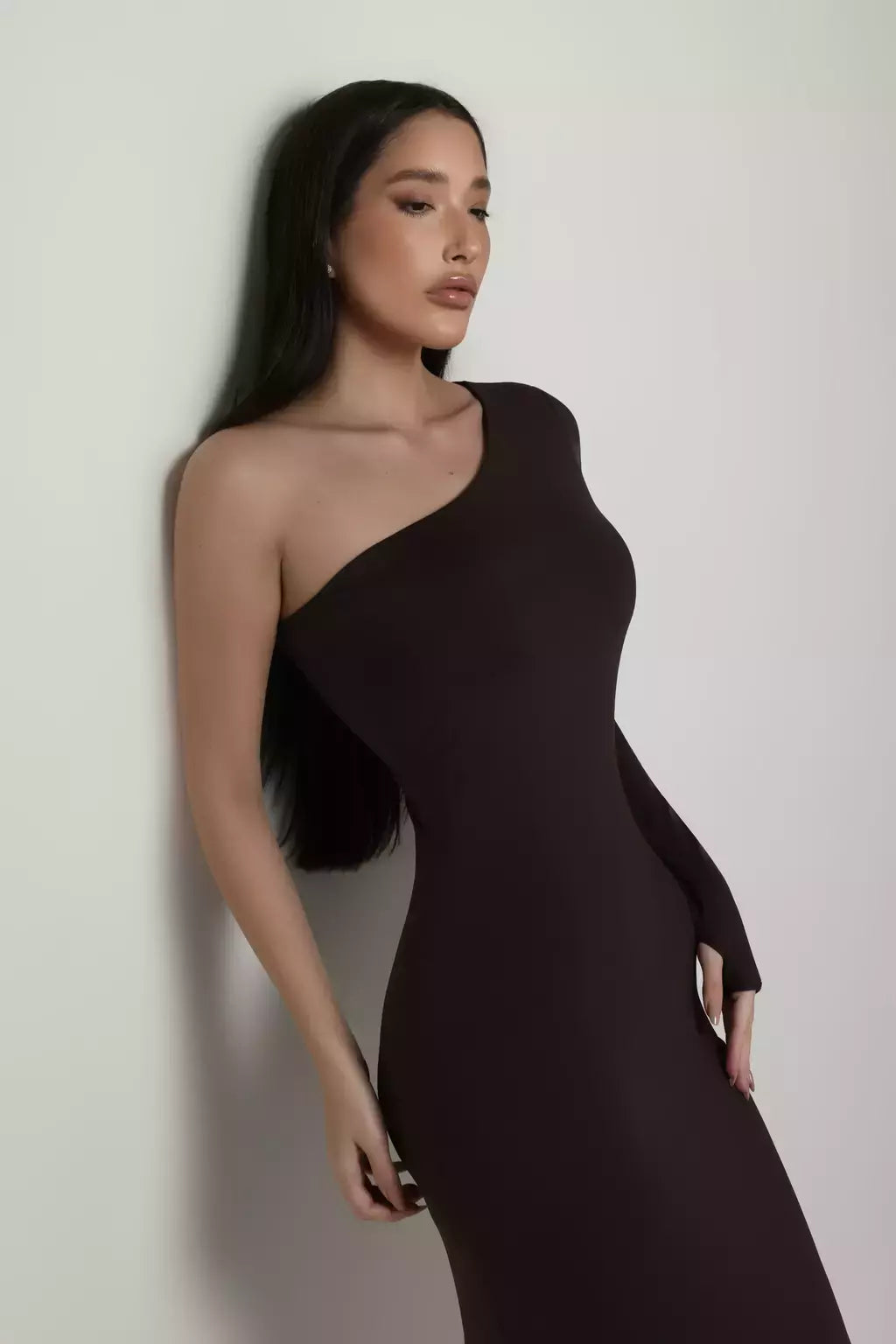 Vestido longo de um ombro só - Marrom